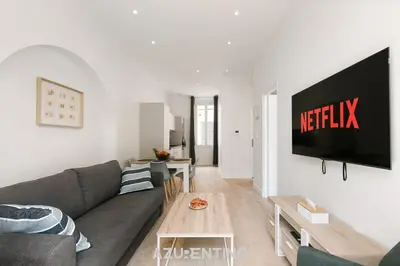 Télévision ou salle de divertissement dans l'établissement Azurenting - vue sur le port - amazing stay 1