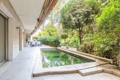 Piscine de l'établissement Appartement en bord de mer avec piscine - Cannes ou située à proximité