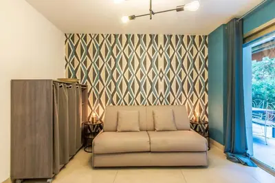 Coin salon dans l'établissement Appartement en bord de mer avec piscine - Cannes