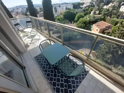 Balcon ou terrasse dans l'établissement Studio Le Floriana-2 by Interhome