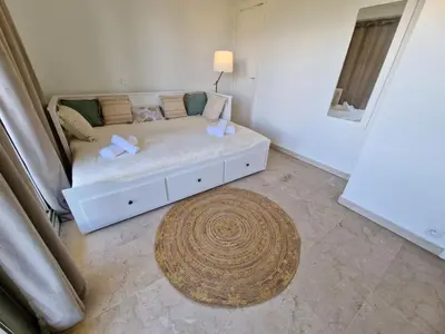 Un ou plusieurs lits dans un hébergement de l'établissement Studio Le Floriana-2 by Interhome