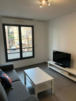Télévision ou salle de divertissement dans l'établissement studio confortable
