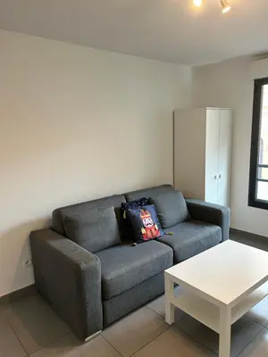 Coin salon dans l'établissement studio confortable