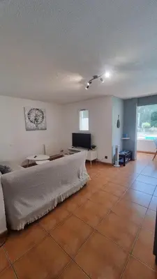 Un ou plusieurs lits dans un hébergement de l'établissement charmant appartement avec piscine