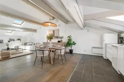 Cuisine ou kitchenette dans l'établissement Appartement Reyer - Welkeys