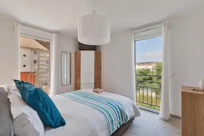 Un ou plusieurs lits dans un hébergement de l'établissement Magnifique Rooftop a Antibes 4 chambres