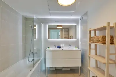 Salle de bains dans l'établissement Magnifique Rooftop a Antibes 4 chambres