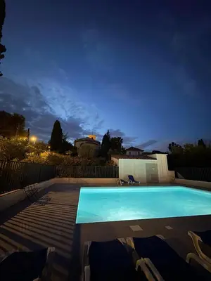 Piscine de l'établissement Magnifique Rooftop a Antibes 4 chambres ou située à proximité