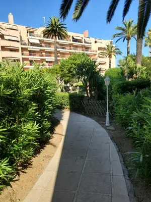 Jardin de l'établissement Appartement 2 chambres à 5 min à pieds de la plage et tout commerce