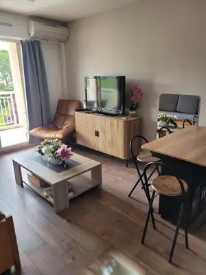 Télévision ou salle de divertissement dans l'établissement Appartement 2 chambres à 5 min à pieds de la plage et tout commerce