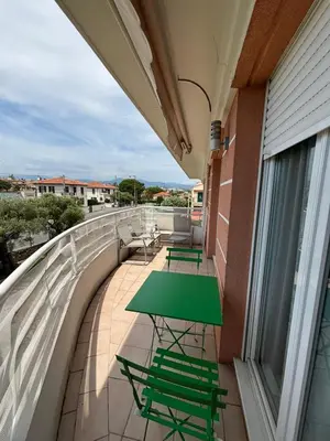 Balcon ou terrasse dans l'établissement Cosy 2 pieces avec piscine et parking