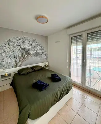 Un ou plusieurs lits dans un hébergement de l'établissement Cosy 2 pieces avec piscine et parking