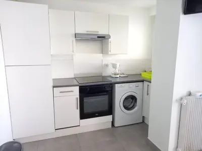 Cuisine ou kitchenette dans l'établissement T2 à côté de la plage