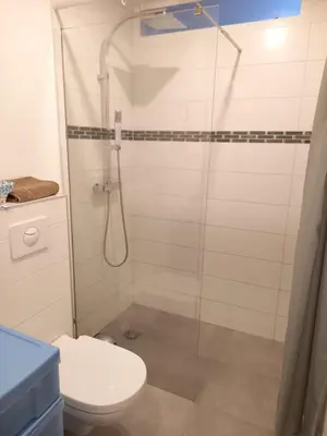 Salle de bains dans l'établissement T2 à côté de la plage