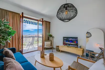 Télévision ou salle de divertissement dans l'établissement Sea Breeze Duo Apartments