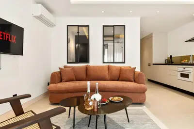 Coin salon dans l'établissement Suite L Ecrin Élégance confort au cœur de Cannes