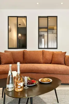 Coin salon dans l'établissement Suite L Ecrin Élégance confort au cœur de Cannes
