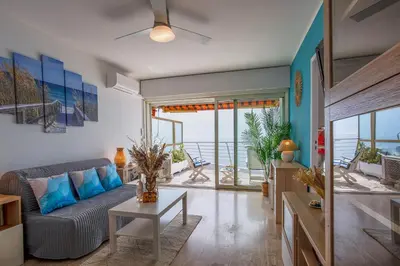 Coin salon dans l'établissement LE CHANTILLY AP4464 by RIVIERA HOLIDAY HOMES