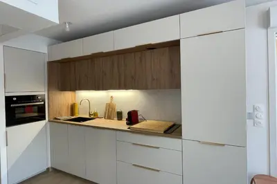 Cuisine ou kitchenette dans l'établissement Modern studio - terrace - pool