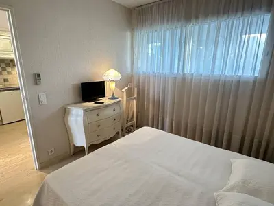 Un ou plusieurs lits dans un hébergement de l'établissement Appartement spacieux avec terrasse vue port, parking inclus - FR-1-252A-133
