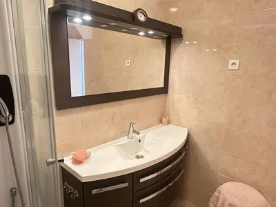 Salle de bains dans l'établissement Appartement spacieux avec terrasse vue port, parking inclus - FR-1-252A-133