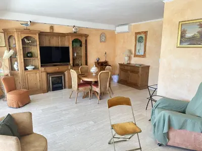 Télévision ou salle de divertissement dans l'établissement Appartement spacieux avec terrasse vue port, parking inclus - FR-1-252A-133