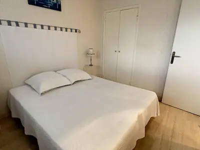 Un ou plusieurs lits dans un hébergement de l'établissement Appartement spacieux avec terrasse vue port, parking inclus - FR-1-252A-133