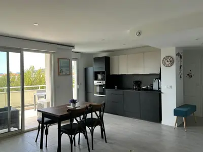 Cuisine ou kitchenette dans l'établissement T2 dans résidence standing Juan Flore dernier étage avec terrasse vue mer