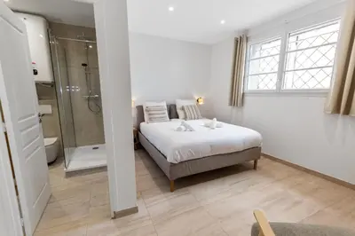 Salle de bains dans l'établissement L'Aubernon - Hypercentre - Vieil Antibes - Clim - Plage