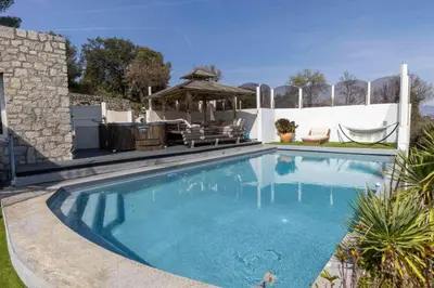 Piscine de l'établissement 06 Bl - Superb contemporary villa with sea view ou située à proximité