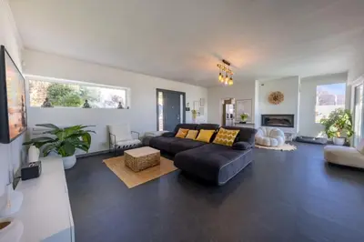 Coin salon dans l'établissement 06 Bl - Superb contemporary villa with sea view