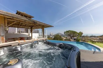 Piscine de l'établissement 06 Bl - Superb contemporary villa with sea view ou située à proximité