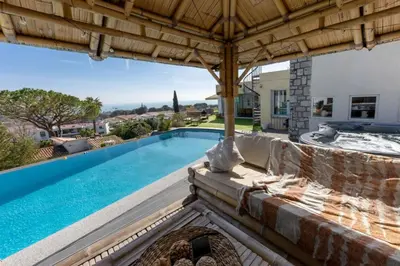 Piscine de l'établissement 06 Bl - Superb contemporary villa with sea view ou située à proximité