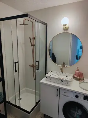 Salle de bains dans l'établissement Beau T3 au calme près gare, mer et centre ville