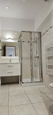 Salle de bains dans l'établissement Très grand studio meublé - Juan les Pins - Logt4