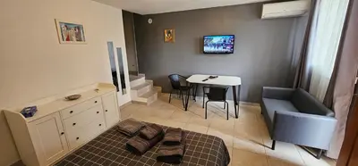 Télévision ou salle de divertissement dans l'établissement Très grand studio meublé - Juan les Pins - Logt4