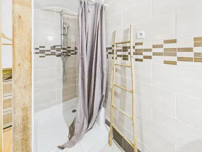 Salle de bains dans l'établissement LE MIMOSA mignon en plein centre-ville, emplacement parfait pour votre séjour