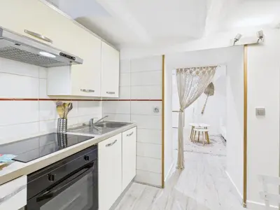 Cuisine ou kitchenette dans l'établissement LE MIMOSA mignon en plein centre-ville, emplacement parfait pour votre séjour