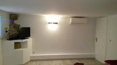 Télévision ou salle de divertissement dans l'établissement Safranier Townhouse
