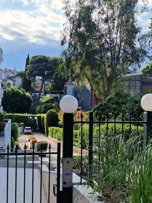 Jardin de l'établissement Bright apartment 10 minutes from Cannes