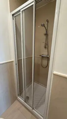 Salle de bains dans l'établissement Le Ducal