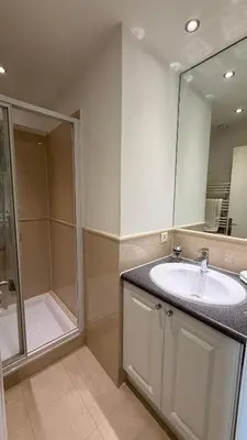 Salle de bains dans l'établissement Le Ducal