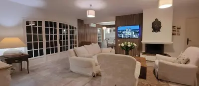 Télévision ou salle de divertissement dans l'établissement Villa Olimp in Super Cannes with sea view