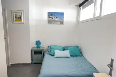 Un ou plusieurs lits dans un hébergement de l'établissement 2P Front de mer Juan Les Pins Palais Juan