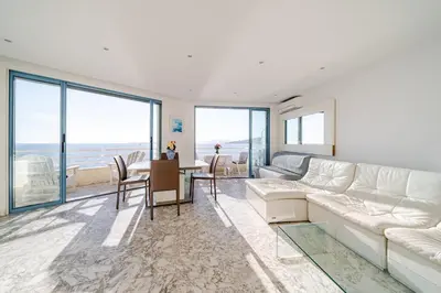 Coin salon dans l'établissement Juan les pins, premium, sea view, sleeps 6