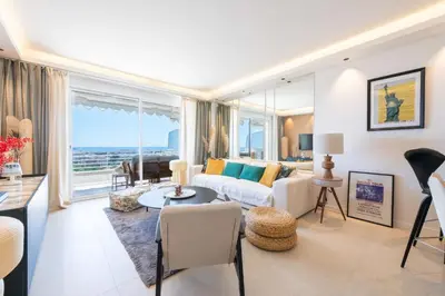 Coin salon dans l'établissement 2-Br Apartment with Sea View Terrace Cannes