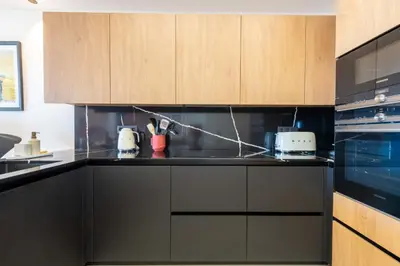 Cuisine ou kitchenette dans l'établissement 2-Br Apartment with Sea View Terrace Cannes