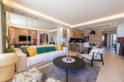 Cuisine ou kitchenette dans l'établissement 2-Br Apartment with Sea View Terrace Cannes