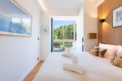 Un ou plusieurs lits dans un hébergement de l'établissement 2-Br Apartment with Sea View Terrace Cannes