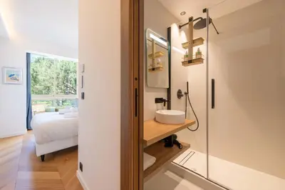 Salle de bains dans l'établissement 2-Br Apartment with Sea View Terrace Cannes